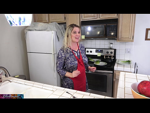 ❤️ Madrastra ordeñándole en la cocina antes de su cita ❌ Video de porno en es.sex-porntube.ru ❌️